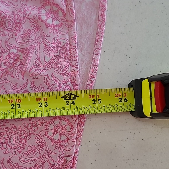 Crown & Ivy Pink & White Paisley Print V-neck Blouse size 2X - Picture 7 of 7